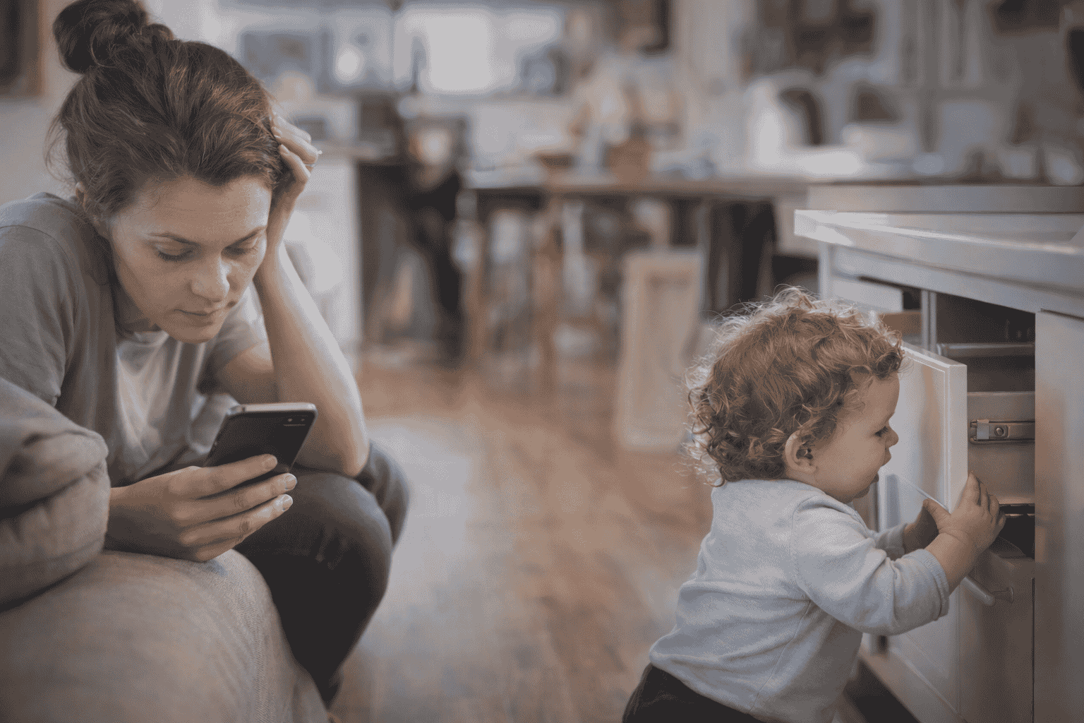 En mamma som har glömt barnsäkerhet i hemmet